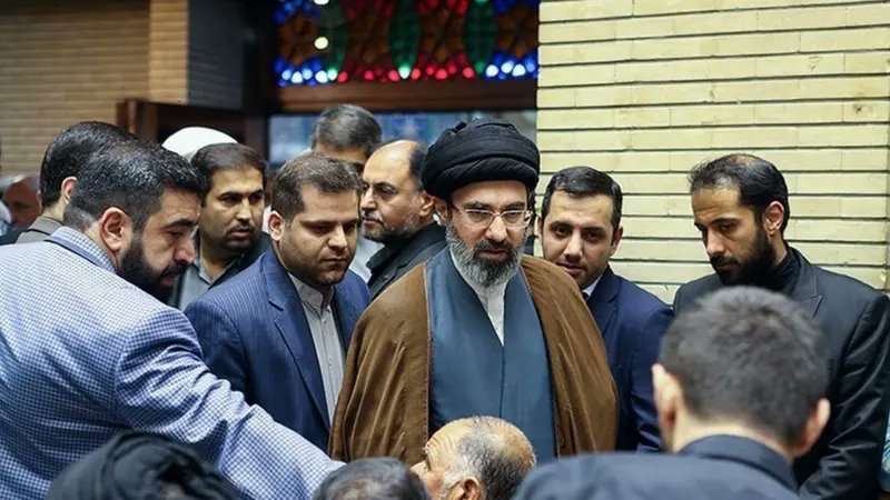 نگاه رهبر انقلاب به مردم در میدان، ابزاری و یکطرفه نیست. ایشان در هر پیام از مردم یک کُنش طلب نموده اند. از کاشت درخت در روز طبیعت تا نقش آفرینی نسبت به میدان مذاکره با فریادها، مواسات و حمایت از معلم و کارگر ایرانی. نیرو عظیم مردمی باید توسعه و تکثیر پیدا کند. مردم ابزار نیستند.
