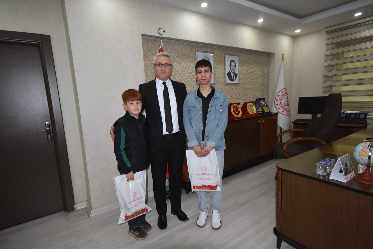 BatmanilMEM's tweet photo. 📍 İl Müdürümüz, Türkiye Derecesi Alan Öğrencileri Ağırladı

İl Millî Eğitim Müdürümüz Yaşar Ciğer, Millî Eğitim Bakanlığımız tarafından düzenlenen “Su Verimliliği Seferberliği” yarışmasında Türkiye birinciliği ve 1 Türkiye üçüncülüğü elde eden öğrencilerimizi kabul etti.

Öğretmenleri ve Müdürlüğümüz İSGB Koordinatörü Hasan Aydınlık refakatinde ziyarete gelen öğrencilerimizle bir süre sohbet eden İl Müdürümüz, yarışma süreci hakkında öğretmenlerden bilgi aldı.

Yarışmada “Afiş” dalında Türkiye birincisi olan Batman TOBB Güzel Sanatlar Lisesi 12. sınıf öğrencisi Hüseyin Irmak ile “Şiir” dalında Türkiye üçüncüsü olan Türkiye Odalar ve Borsalar Birliği İlkokulu 4. sınıf öğrencisi Umut Yeşiyurt’u tebrik eden İl Müdürümüz Yaşar Ciğer, öğrencilerin başarısında emeği geçen yönetici ve danışman öğretmenlere teşekkür etti. 

@tcmeb @Yusuf__Tekin @batmanvaliligi @yasarciger