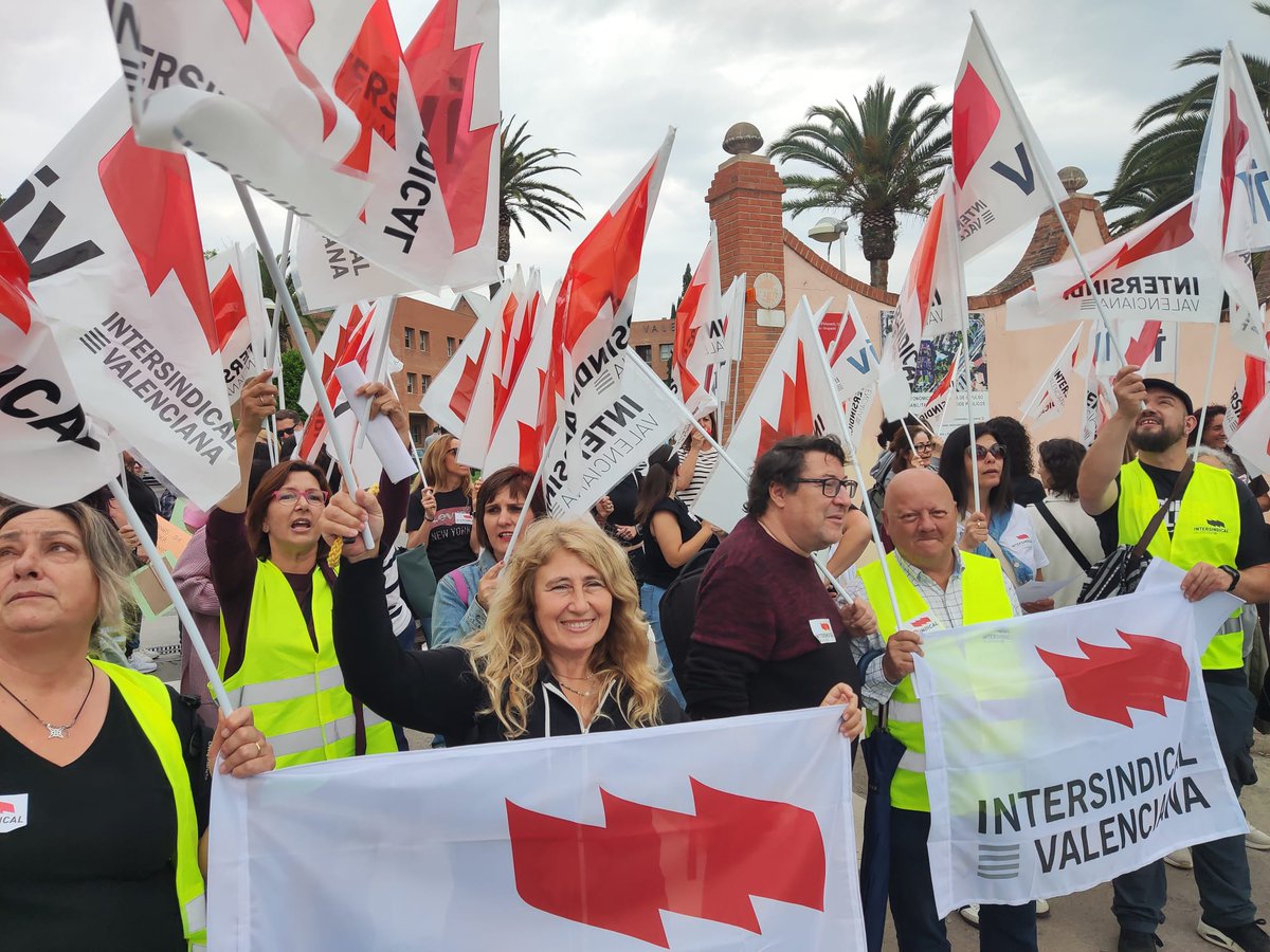 IntersindicalV's tweet photo. Intersindical Valenciana, aquest matí donant suport a la concentració convocada per la vaga del personal dels menjadors escolars dels centres públics valencians.

Dignificació laboral, estabilitat i reconeixement JA! https://t.co/mC7IoF1EJ7