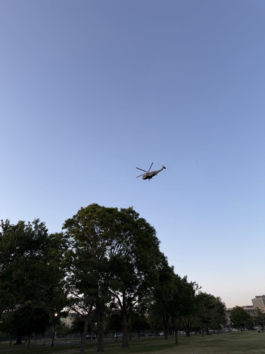 BDBecton's tweet photo. @MacFarlaneNews played there last night and at 7:50 PM, when he was returning from some junket on Marine 1, they circled the entire course twice like a vulture tracking its prey. https://t.co/LSrEYZ8TRI