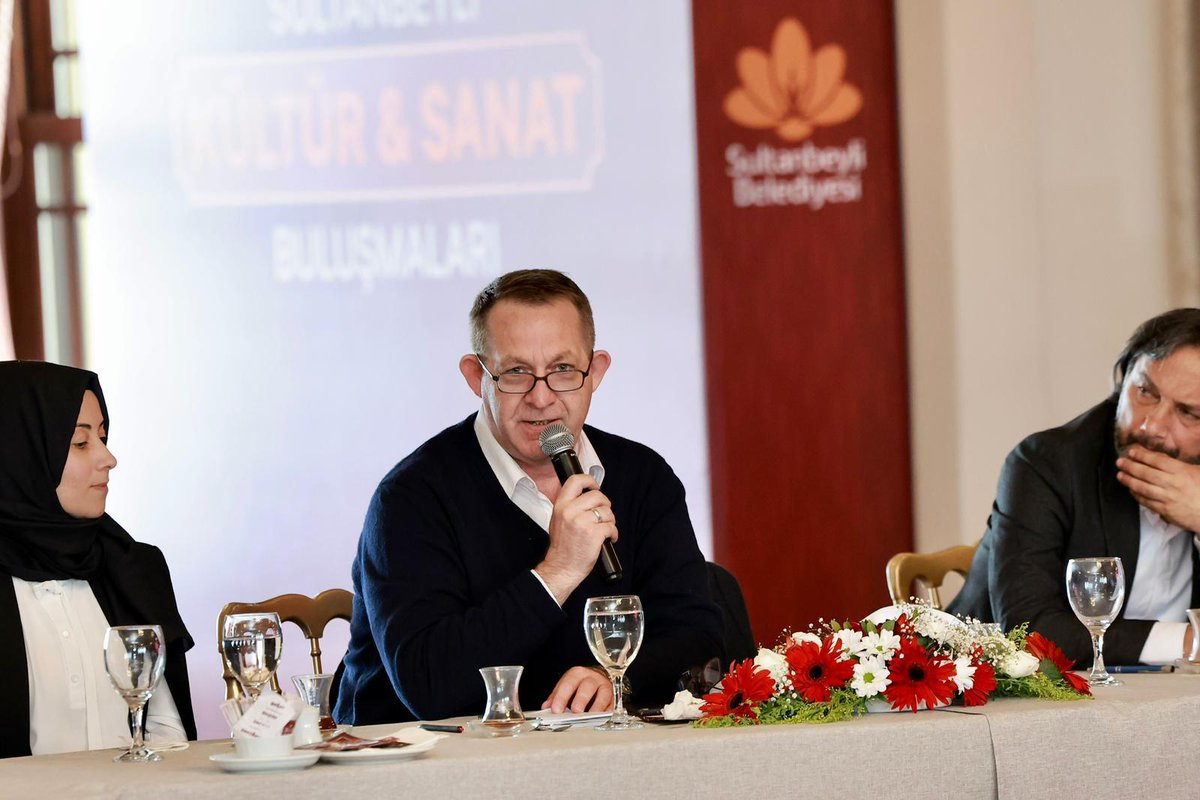 ercanata22's tweet photo. Dün Sultanbeyli Belediyesi organizesinde Adile Sultan Kasrinda Kültür ve Sanat Camiası nın saygın isimlerinin katılımıyla önemli ve güzel bir istişare toplantısı gerçekleştirildi. Şehir ve insana dair fikirlerin@ paylaşıldığı, Sultanbeyli Beyli Belediyesinin Yedi Güzel Çocuk Projesinin de tanıtıldığı toplantıda yazar, şair ve aksdisyen hocalarımız birbirlerini görme ve sohbet etme fırsatını da buldular. Samimi ve güzel bir ortama ev sahipliği yaptıkları için başta Belediye Başkanımız Alie Topbaş Bey olmak üzere tümer yetkililere ve organizyandaki görevli personele teşekkür ederiz. Sultanbeyli Kültür ve Sanatta hep var esasında. Misal İstanbulensis Ulaslararası Şiir Festivali.