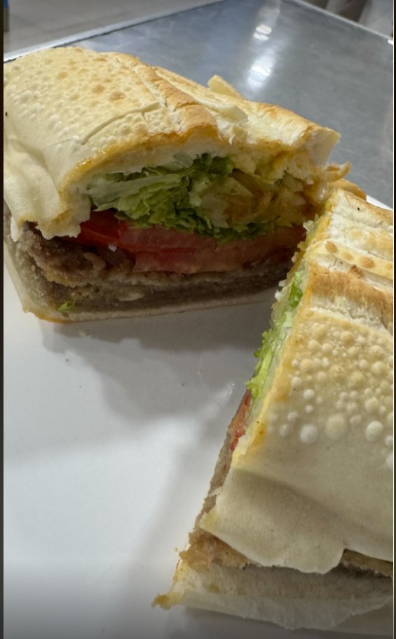 Amigo del trabajo me reporta desde Tucumán 14000 pesos para este sánguche de milanesa de Don Pepe. En mis viajes de 2022 y 2023 pagaba en Los Eléctricos, en El 10 o en El Turco tan poco como 1,75-2,00 USD por este producto. Este es el desastre de precios que armaron Caputo y