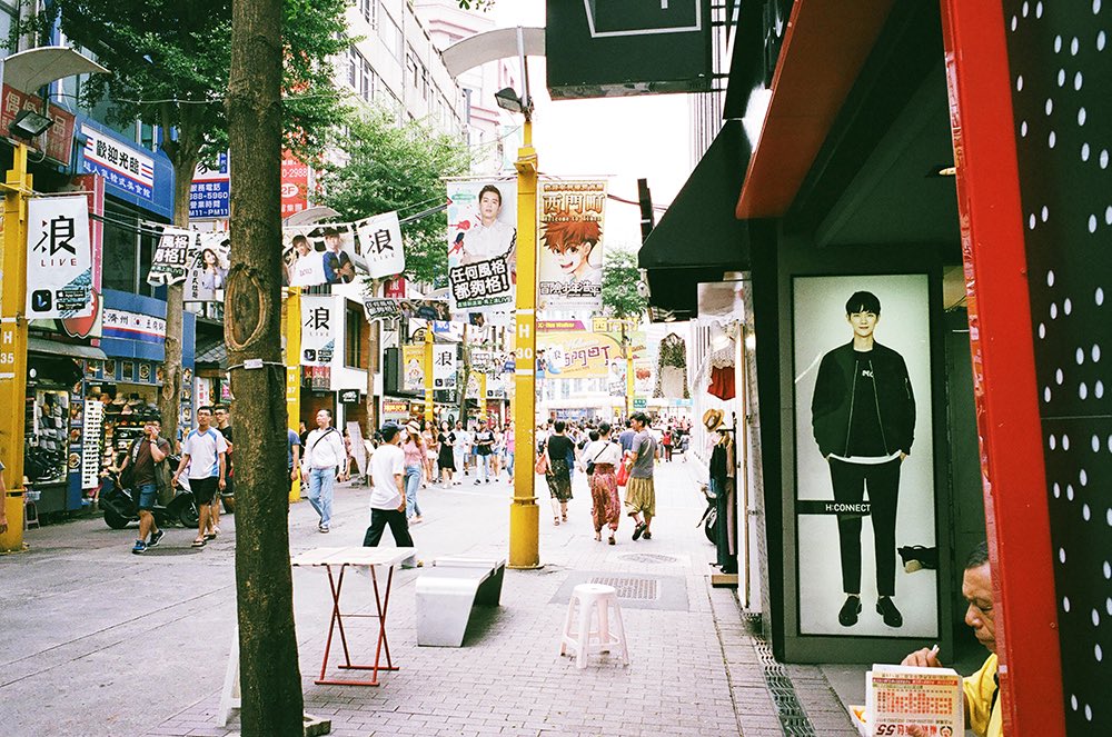 inao_toshiaki's tweet photo. WAIKIKI PHOTOGRAPH
taipei, taiwan
contax t2
heat, noise,
city rhythm.
#taipei #taiwan #contaxt2 #streetphotography #waikiki_inc_photograph https://t.co/nb9USenZCb