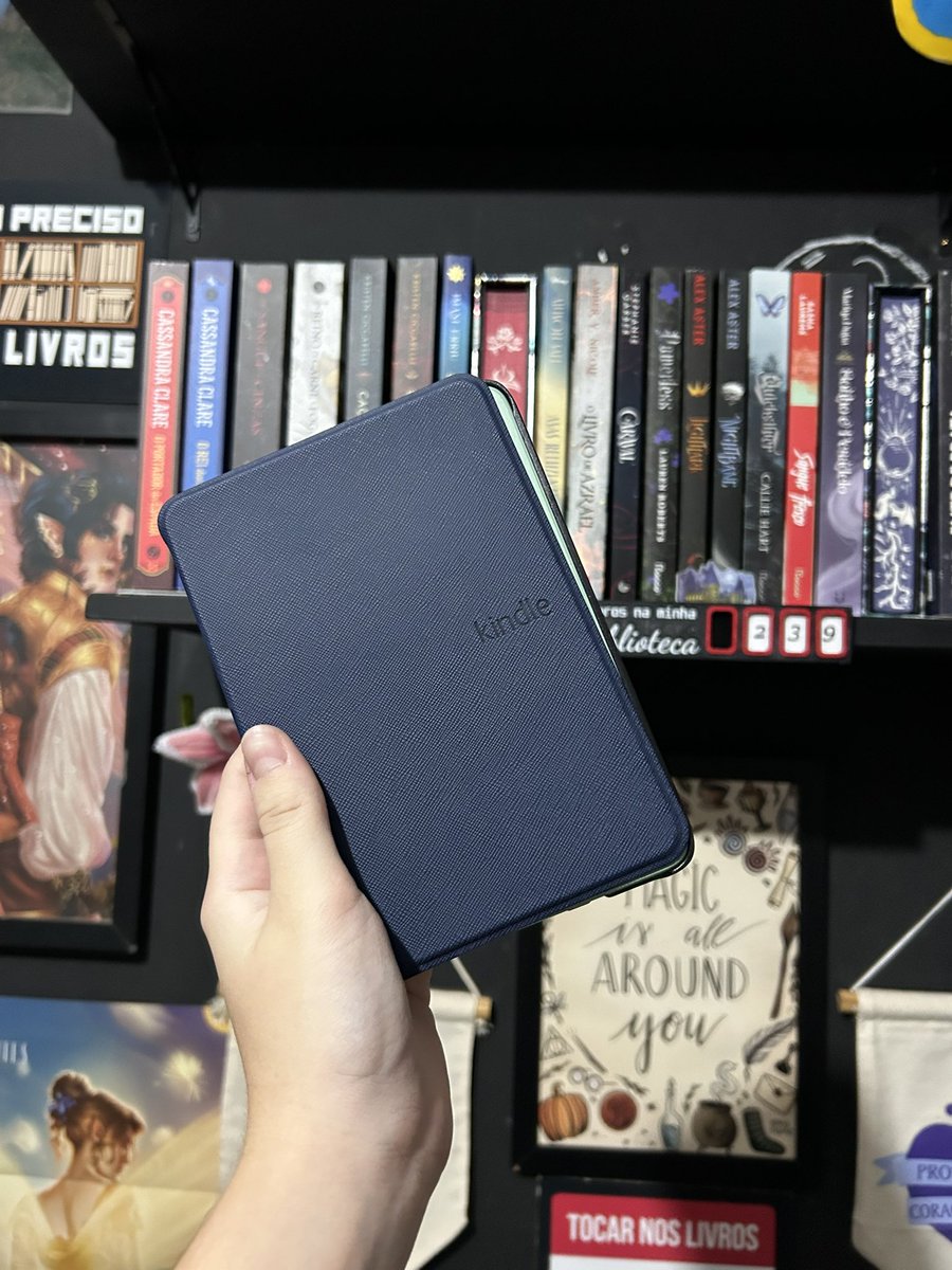 BookaholicYass's tweet image. DIA MAIS FELIZ DA MINHA VIDA!! É A REALIZAÇÃO DE UM SONHO!! 😭 #booktwitter #kindle