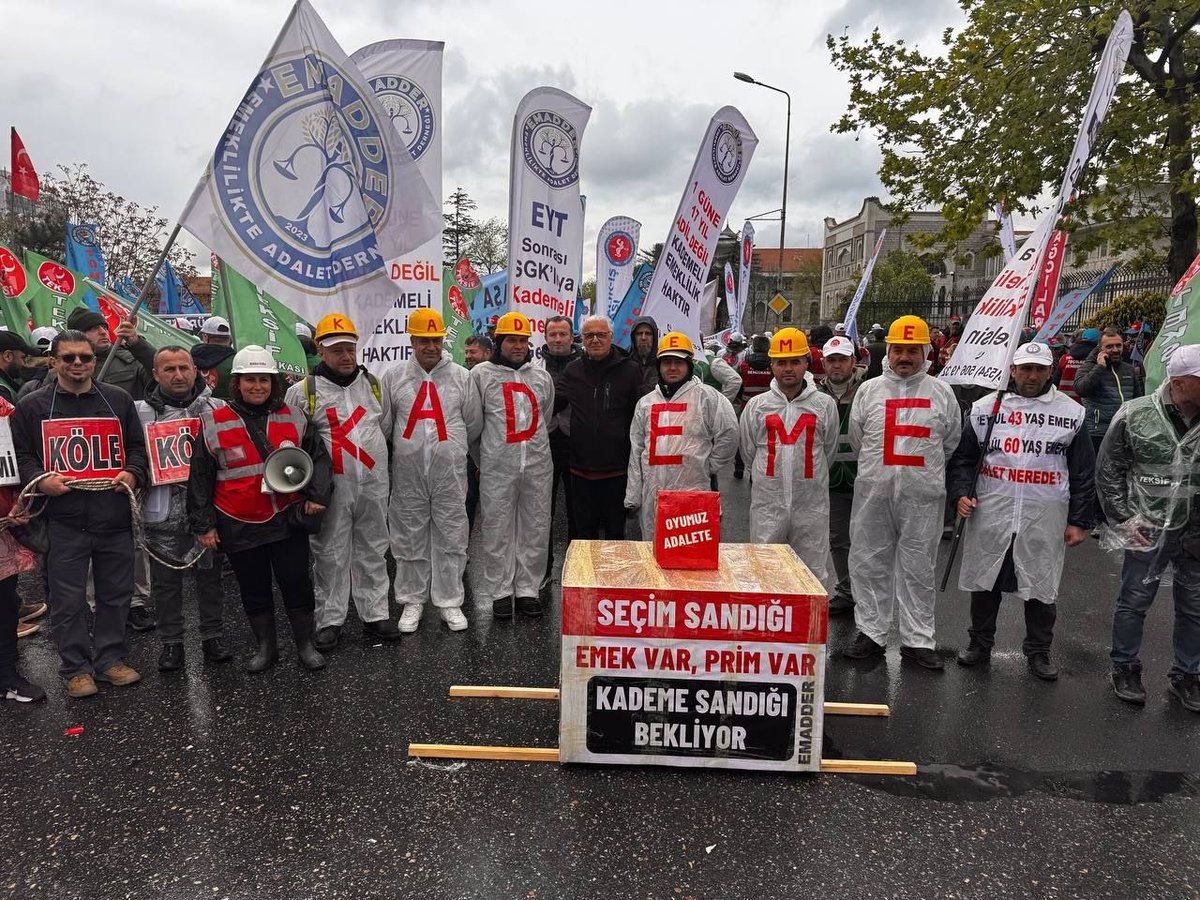 b_aslan24's tweet photo. 🇹🇷Aynı ülkenin vatandaşıyız, aynı primi ödüyoruz ama emeklilikte "Ayrımcılık" yaşıyoruz.
 
📈Bu haksız tabloyu değiştirmek meclisin elinde! 🏛️

@EmadDernegi
#SandıktanÖnceKademe https://t.co/L6LMQboZPs