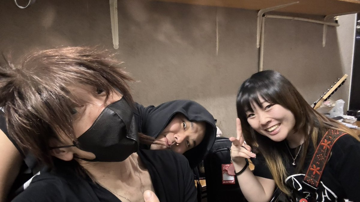 Jun1Jun10's tweet photo. ベース野朗2  ギタボ女子1
(#FRAiTH 様)
度々対バンやらせていただいてます❗️
またよろしくお願いします❗️ https://t.co/bbPGXIQK1P