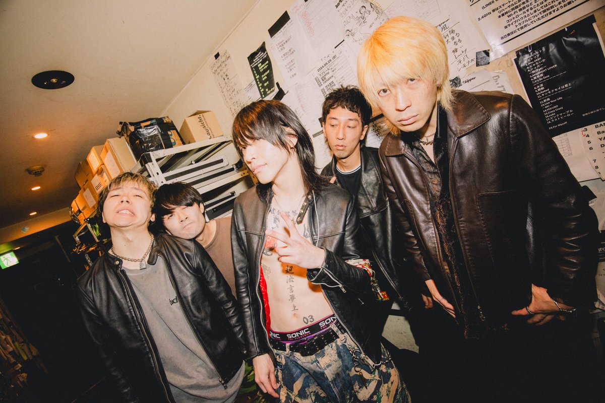 jyu_band's tweet photo. 渋谷O-Crestありがとうございました！

-セットリスト-
https://t.co/4L7yEH3F2U
2.金夜の社会
3.超絶不健康無鉄砲
4.暴力
5.矛盾の唄
6.青少年 https://t.co/XQkOH48lwP