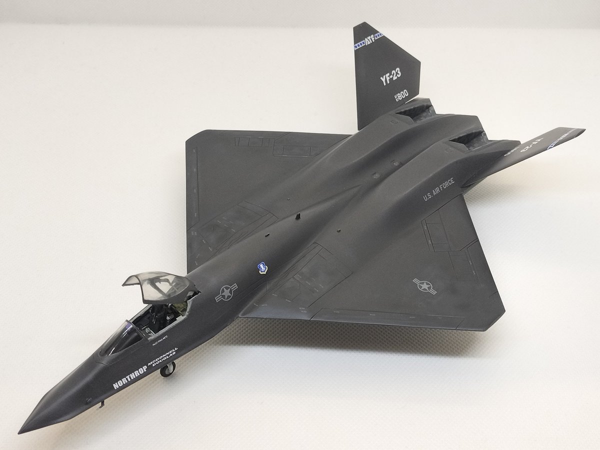 a35austin's tweet photo. PLATZ/DRAGON 1/72
NORTHROP YF-23
Black widow II 

完成とします。
試作1号機、インストだとスパイダーですが、実機写真だとグレイゴーストだったり、よくわからんので適当です。
#72lab https://t.co/DndBH6a4tA