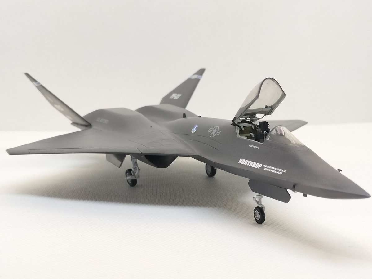 a35austin's tweet photo. PLATZ/DRAGON 1/72
NORTHROP YF-23
Black widow II 

完成とします。
試作1号機、インストだとスパイダーですが、実機写真だとグレイゴーストだったり、よくわからんので適当です。
#72lab https://t.co/DndBH6a4tA