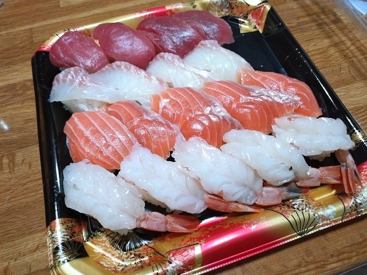 Happy_solros's tweet photo. ロピアのお寿司初めて食べたけどネタのでかさ満足度高すぎて最高✌🏻 https://t.co/CgR3CzWcLd
