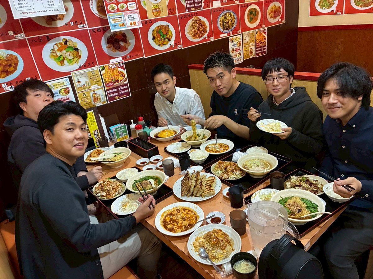 myk____n's tweet photo. 今日は最後のリハでした！

NSBのみんなでリハ休憩中にスープカレー！

夜はみんなのホーム、豊龍園へ。笑

こんなに定食の量多かったっけ？
増えた？それとも私たちが歳とった？👴
(撮影者はリトルライオンの名付け親であり、Mr. 豊龍園こと、源ちゃん。)

ついに明日！
https://t.co/1rWMqTIDs2 https://t.co/advbhNQi6X
