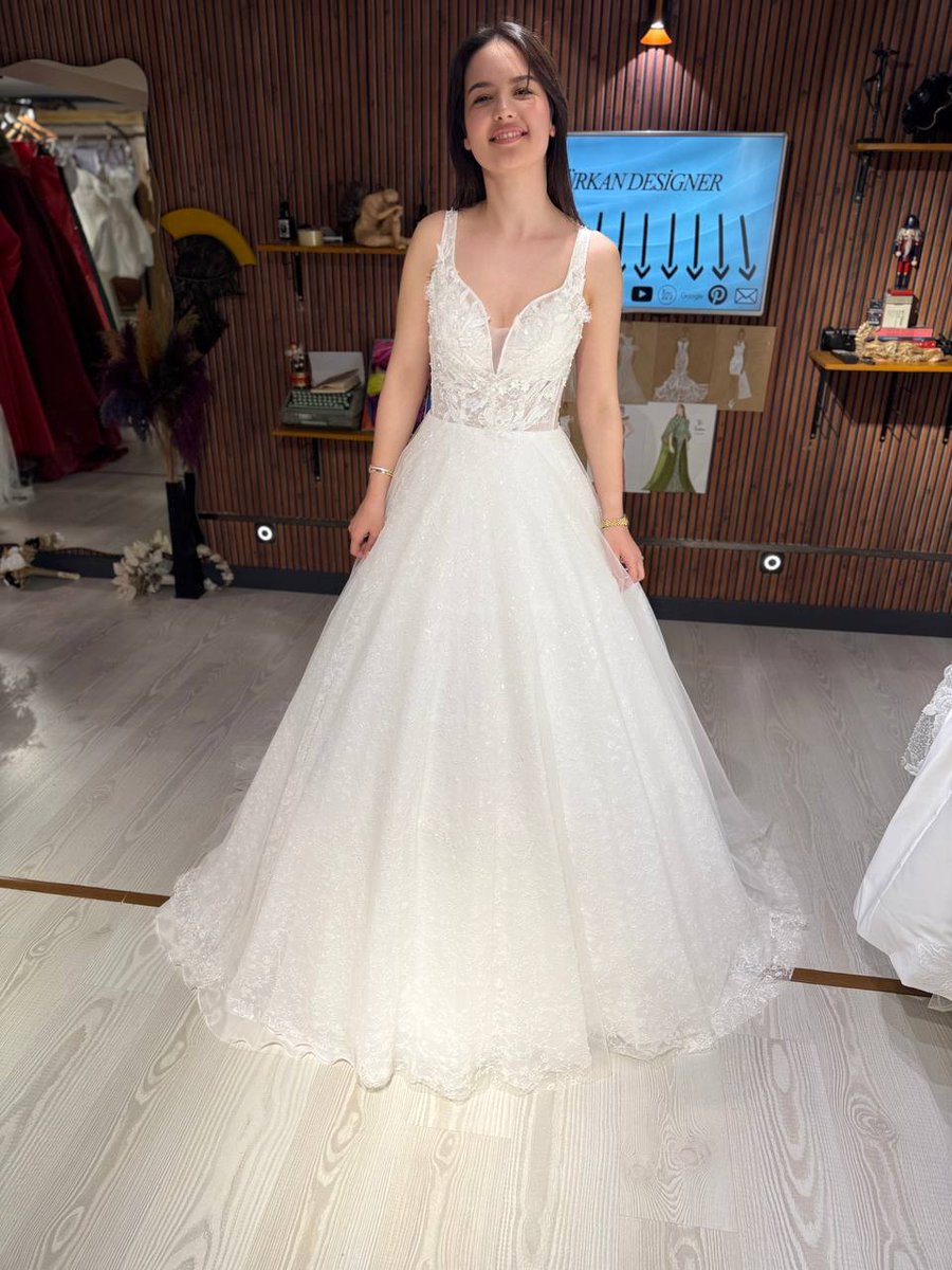 TurkanDesign's tweet photo. Gelin Adaylarımızın Yeni Gözdesi! 😍✨

Fransız Lez dantelinin zarafeti, Helen kesimin büyüleyici ruhuyla buluştu. 🕊️

#turkandesigner #weddingdress #bridaldress #bridedress #gelinlik #gelinlikmodelleri #gelinlikmodeli #izmirgelinlik #izmirgelinlikçi #gelinlikçi #gelinlik2026 https://t.co/vejCSthbGq
