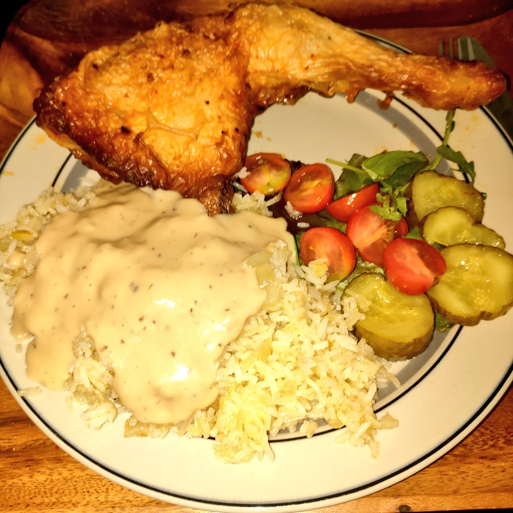 IamHula's tweet image. Lounaaksi tein ruskistettua riisiä. Lisäksi grillattu broilerin koipireisi, kermakastiketta, muutama siivu herkkukurkkua, kirsikkatomaattia, salaattisekoitusta ja balsamicokastiketta. 
🍗🍚🥗 #lunch