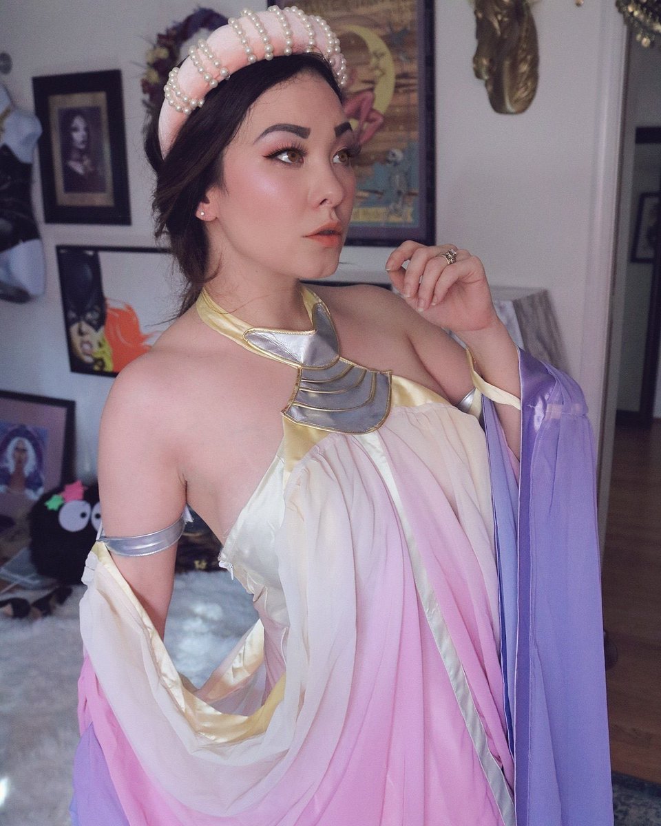 chemistrywhiz08's tweet image. It’s #MiaMonday coinciding #MayTheFourth together. @AniMiaOfficial is the perfect #Cosplayer who brings these #StarWars  characters to life. Enjoy your day. #AniMia #Gorgeous #Beautiful #Awesome #MayThe4th #StarWarsDay