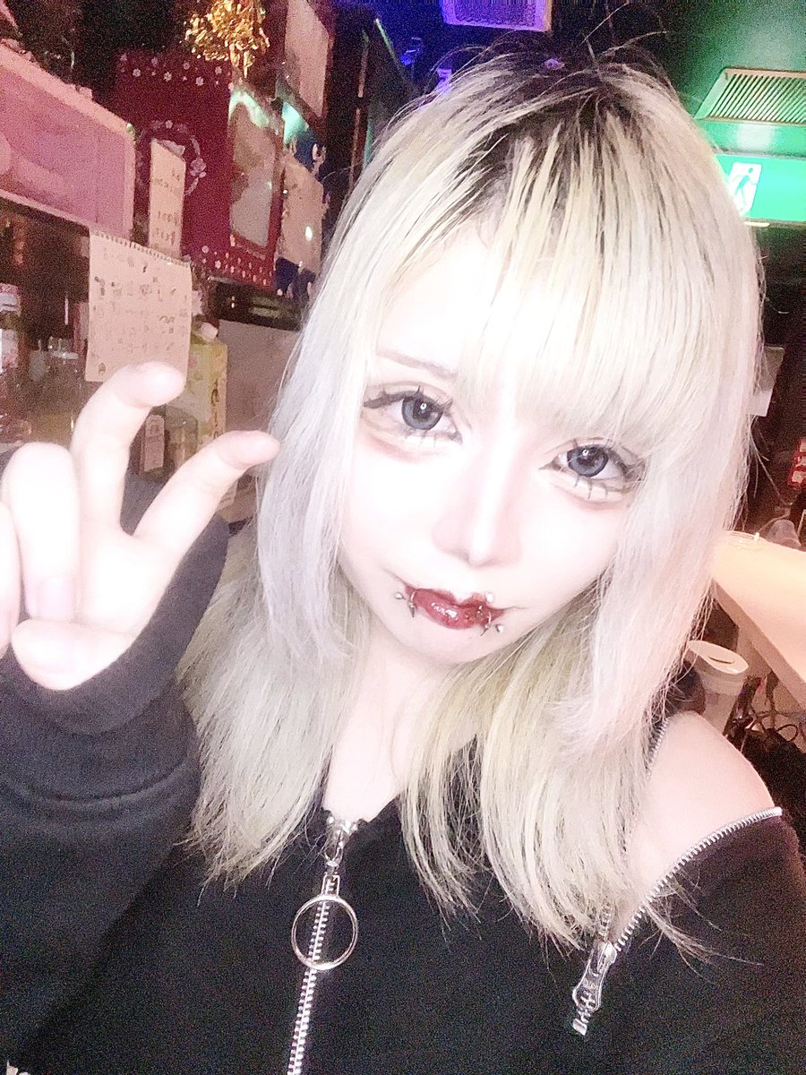 メラ tweet media