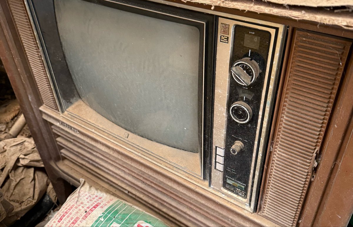 祖父母の納屋から出てきたブラウン管テレビ📺 記憶が確かなら、1985 祖父母の納屋から出てきたブラウン管テレビ📺 記憶が確かなら、1985