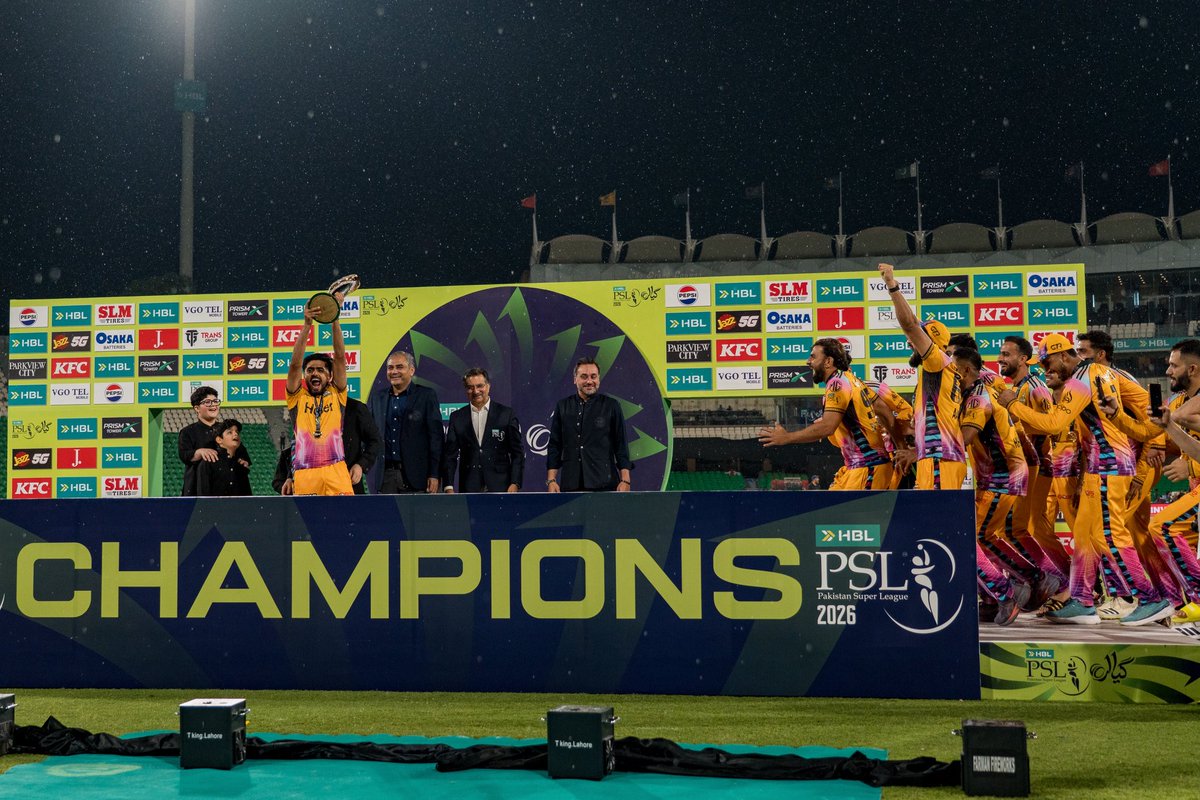 PeshawarZalmi's tweet photo. Champions of @thePSLt20 Season 11 ➡️ 𝐏𝐄𝐒𝐇𝐀𝐖𝐀𝐑 𝐙𝐀𝐋𝐌𝐈 💛🥹  #RiseofZalmi #YellowStorm #Zalmi #HBLPSL11 #PZvHK https://t.co/NkQmR41WUU
