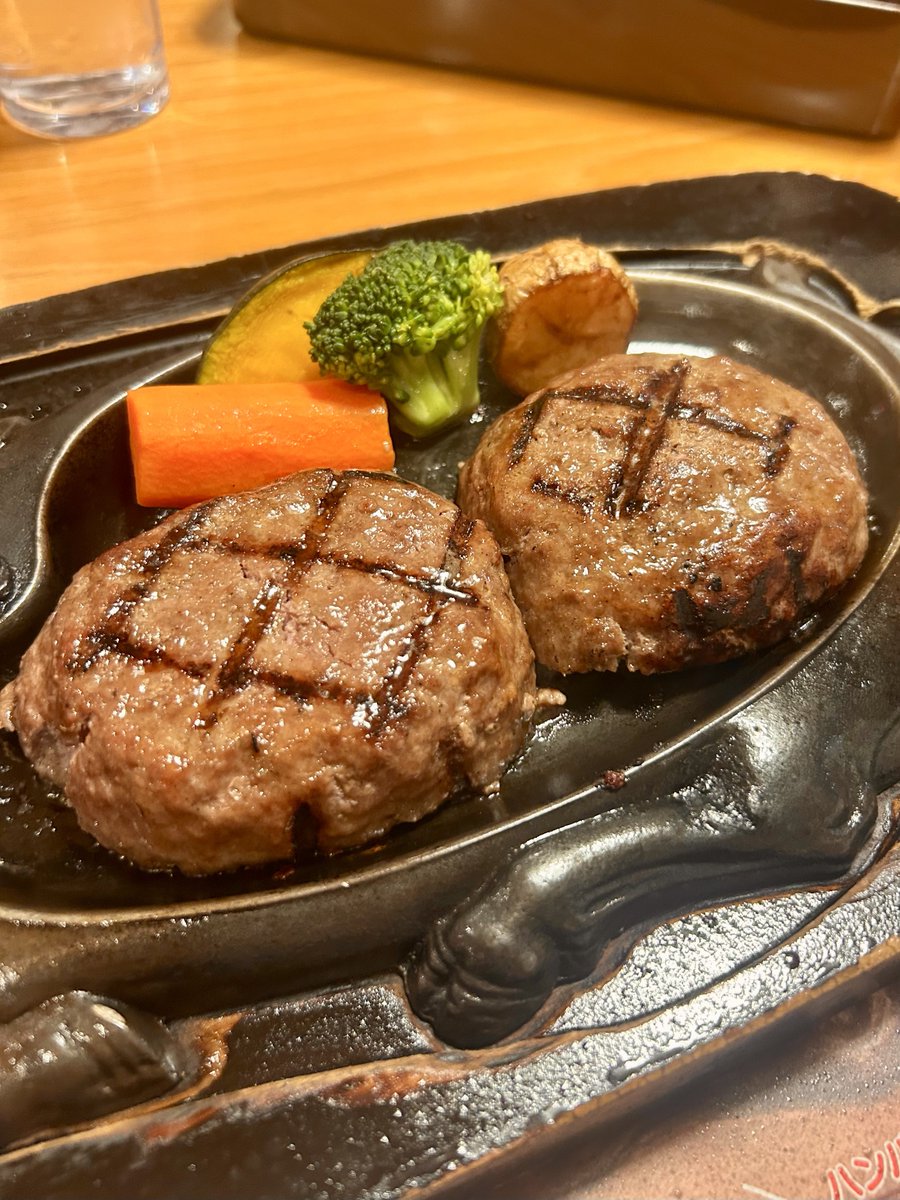 こばやす tweet media