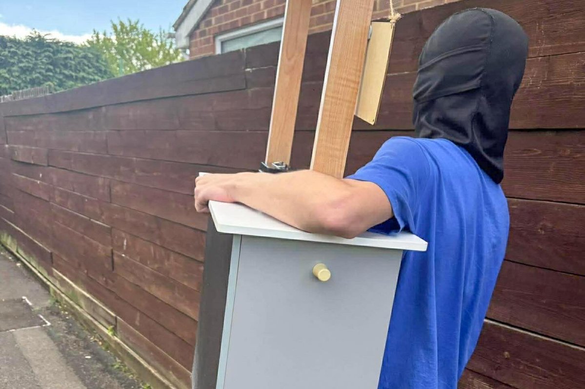 SNAPczapp's tweet image. Budget supermarket Aldi have come to the rescue and given a four-year-old girl a brand new stall where she can sell eggs from - after heartless yobs smashed hers to pieces during her birthday party. 

#chickens #eggs #pr #news #hampshire

@AldiUK @snapagency @ClarionComms