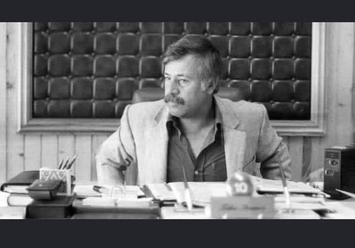 Dede38__'s tweet photo. Terzi Fikri öyle bir giysi dikti ki Fatsa’ya
O Gürcü öyle bir gürledi ki arkadaşlarıyla
Noktalar, noktalı virgüller, askerî operasyonlar
Kimseler çıkaramaz Fatsa’nın sırtından
Emek hakkının sımsıcak çıplaklığını
Can Yücel https://t.co/dXYUYmNWfL