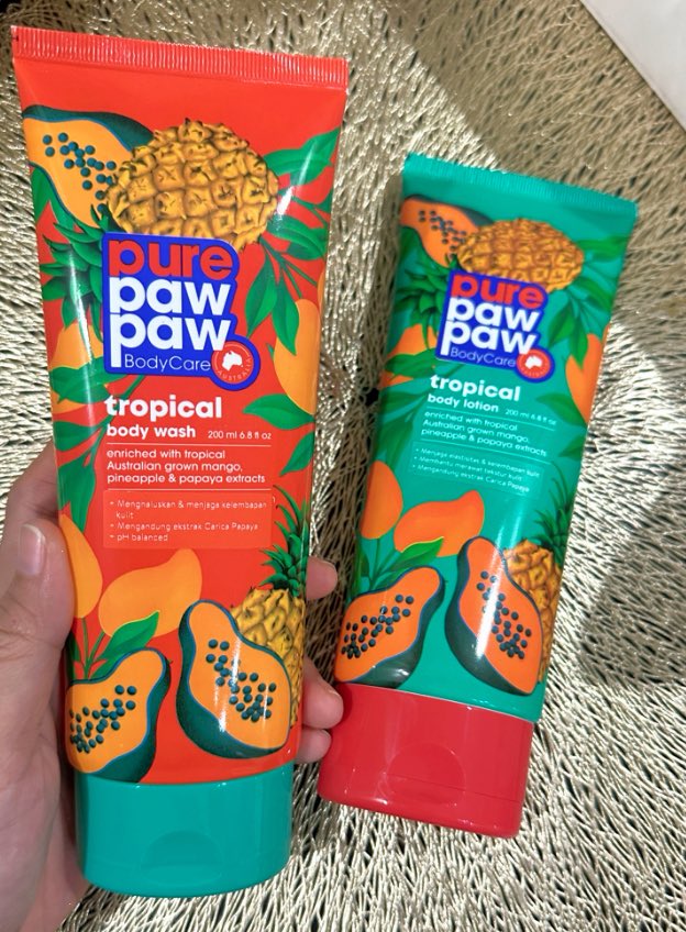 Sefty_Purplez's tweet photo. lagi suka banget sama yang satu ini 🍍
enriched with mango, pineapple &amp; papaya extract
bikin kulit terasa lebih halus &amp; lembap tanpa ribet
plus udah pH balanced, jadi aman dipakai daily ✨ https://t.co/jJBq1sDYDF