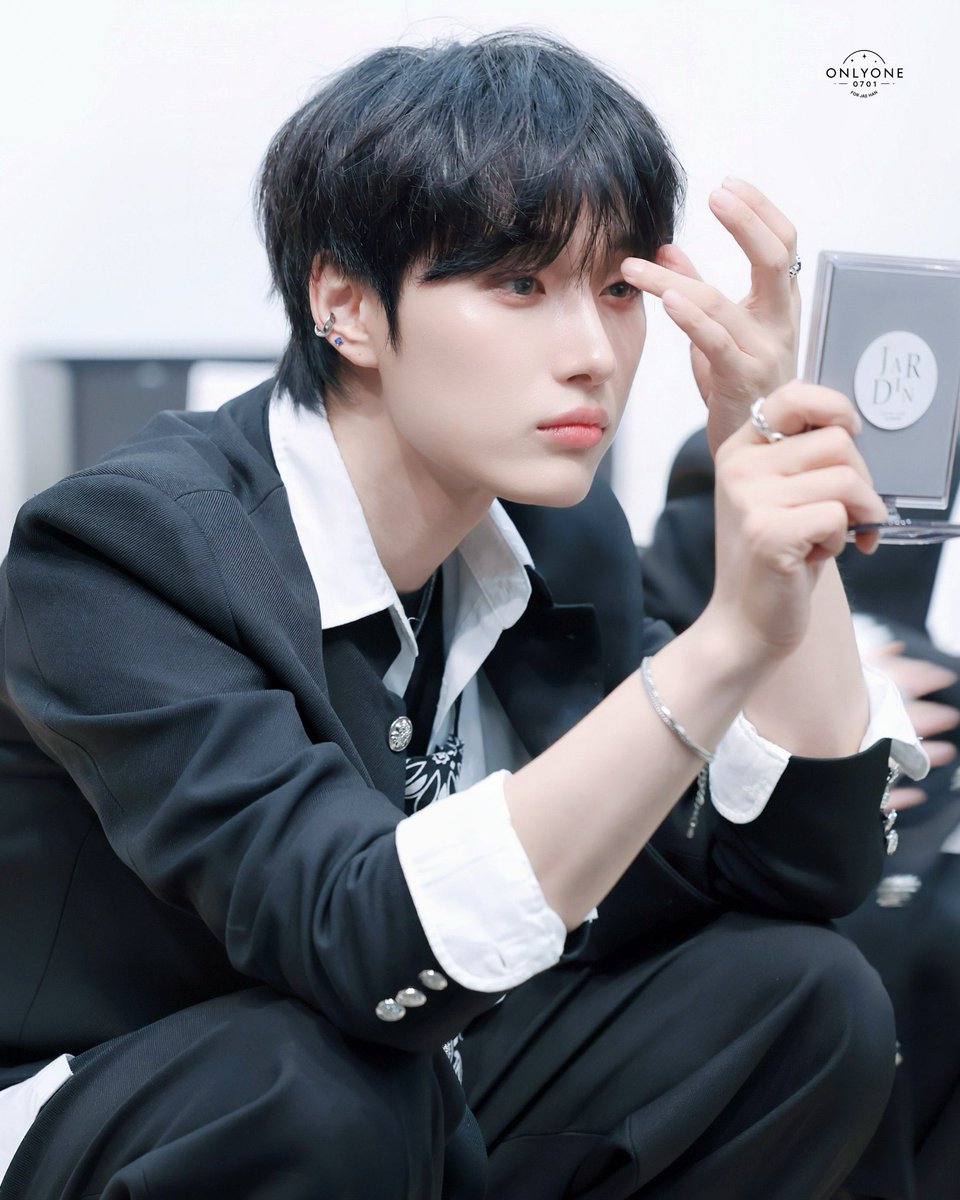 HE’S TOO MUCH PRETTY OMG 🫦🫦 !!!