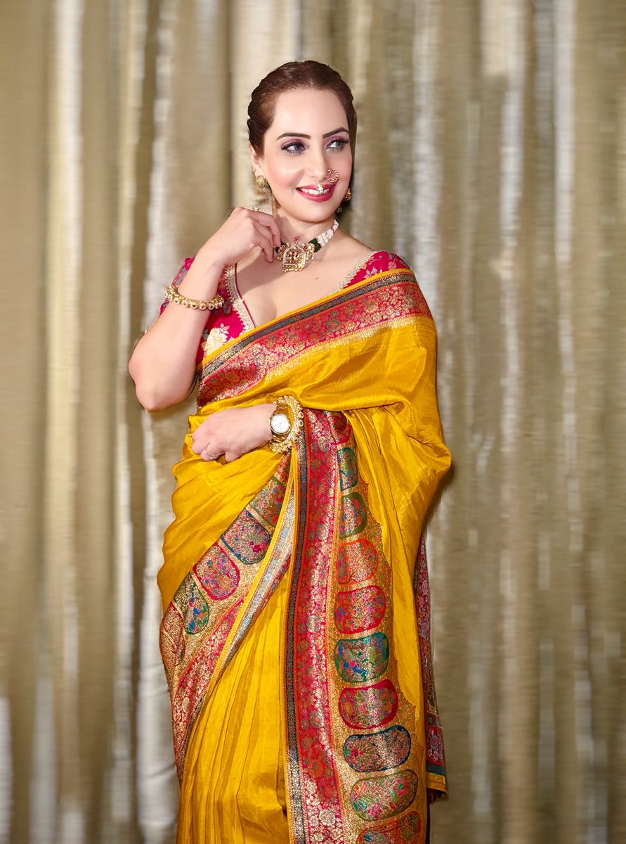 AnchorPiya's tweet photo. Between lights, rituals & applause,
I don’t just host the moment—
I become the voice that carries it 🎤🎤
Jewellery: @omsons_bridal_store
Saree: @simranfashions
#eventanchor #SareeElegance #anchorpiyasharma🎤 #EventHostLife #IndianEthnic
(Indian female anchor, wedding anchor ) https://t.co/LznswlphEt