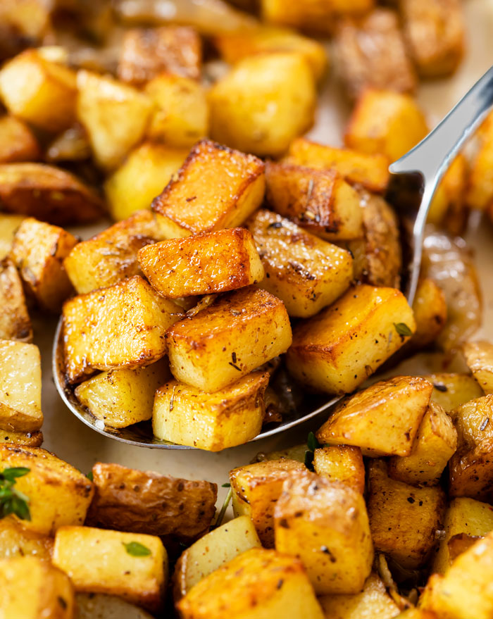TheCozyCook's tweet photo. These cast iron skillet potatoes are extra crispy and can be served with caramelized onions, garlic, and an easy seasoning blend. Serve them up with eggs for breakfast for enjoy them with a steak or dinner.
▶️ https://t.co/mueXXs1EGT https://t.co/K4Foiu9pFg