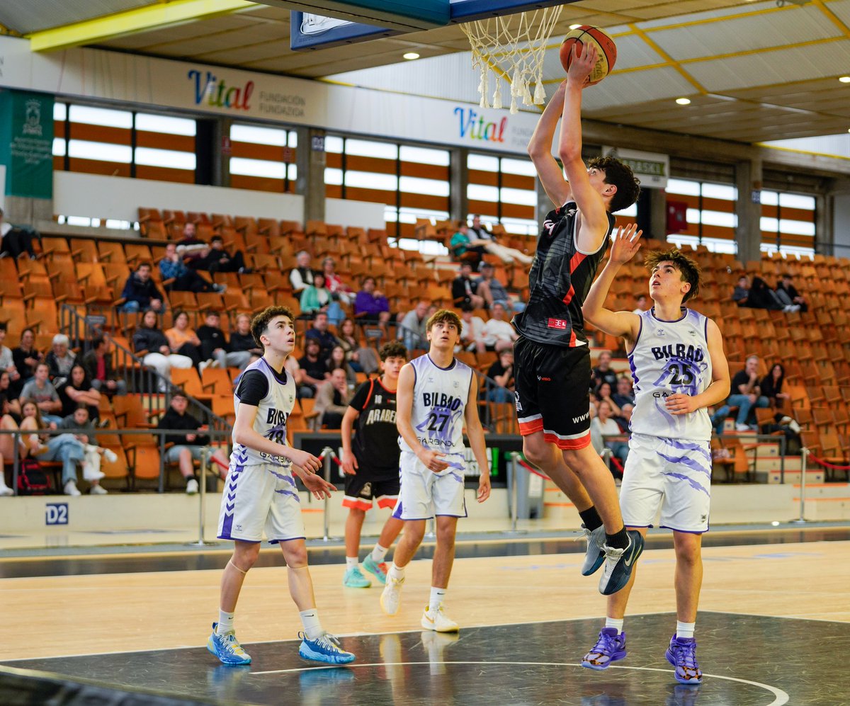 araberri's tweet photo. ¡Nuestros Cadete Liga Vasca se clasifican para la final de la 𝗖𝗼𝗽𝗮 𝗱𝗲 𝗘𝘂𝘀𝗸𝗮𝗱𝗶! 🏀

Mendizorrotza indarrez astindu genuen, gureak @bilbaobasket garaitzera eraman arte. Eskerrik asko, Araberri familia! 🧡🖤

📸 Alejandro Corredera

@Basketbasko https://t.co/ygiqHAifMW