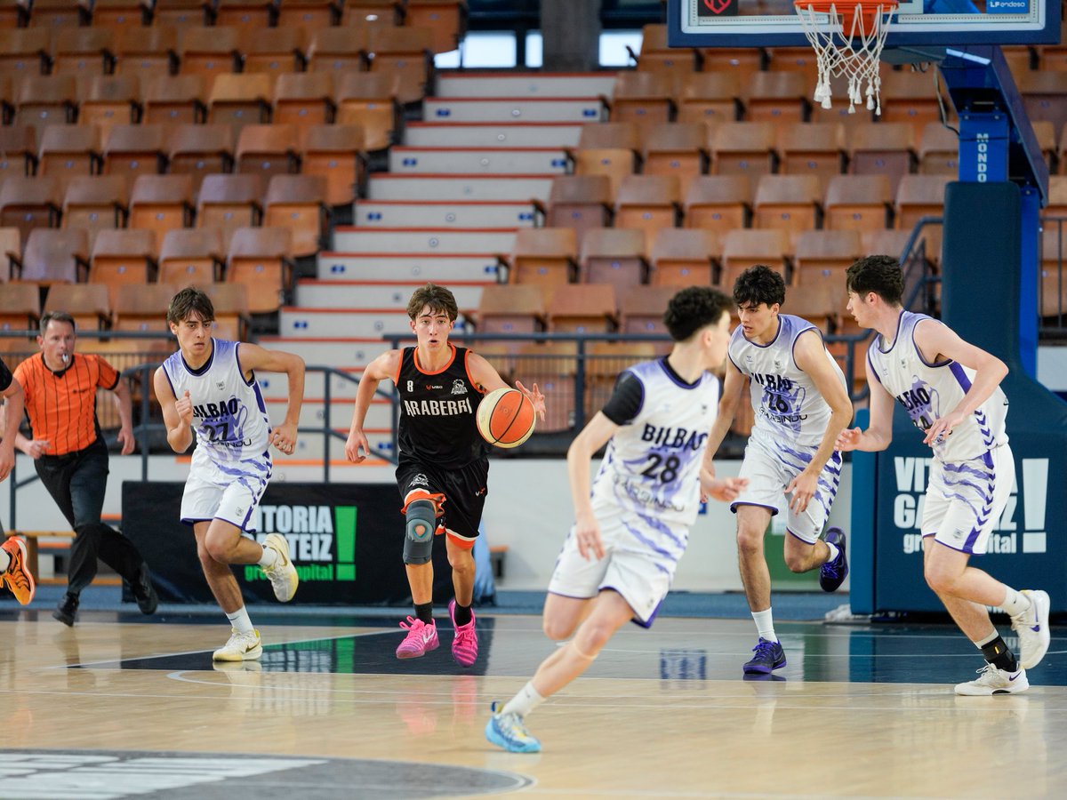 araberri's tweet photo. ¡Nuestros Cadete Liga Vasca se clasifican para la final de la 𝗖𝗼𝗽𝗮 𝗱𝗲 𝗘𝘂𝘀𝗸𝗮𝗱𝗶! 🏀

Mendizorrotza indarrez astindu genuen, gureak @bilbaobasket garaitzera eraman arte. Eskerrik asko, Araberri familia! 🧡🖤

📸 Alejandro Corredera

@Basketbasko https://t.co/ygiqHAifMW