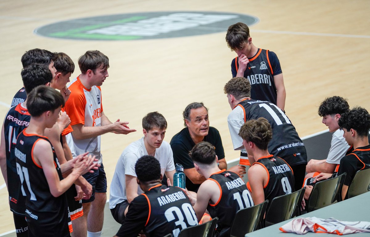araberri's tweet photo. ¡Nuestros Cadete Liga Vasca se clasifican para la final de la 𝗖𝗼𝗽𝗮 𝗱𝗲 𝗘𝘂𝘀𝗸𝗮𝗱𝗶! 🏀

Mendizorrotza indarrez astindu genuen, gureak @bilbaobasket garaitzera eraman arte. Eskerrik asko, Araberri familia! 🧡🖤

📸 Alejandro Corredera

@Basketbasko https://t.co/ygiqHAifMW