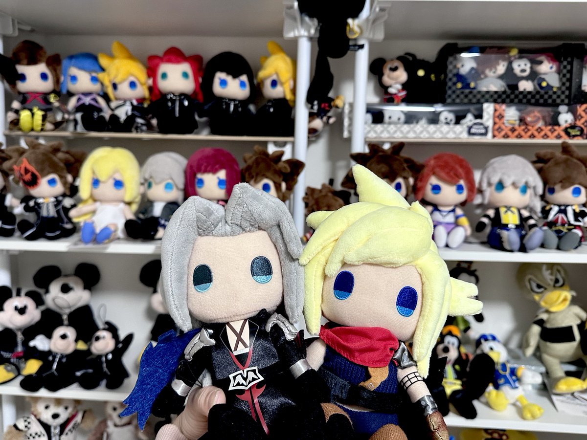HigureK's tweet photo. アナザー セフィロス&amp;クラウドぬいをお迎えしました。
アナザーという名のKH仕様。

#KingdomHearts #キングダムハーツ 
#座らせる所を作らないと https://t.co/GebaYLfXgm