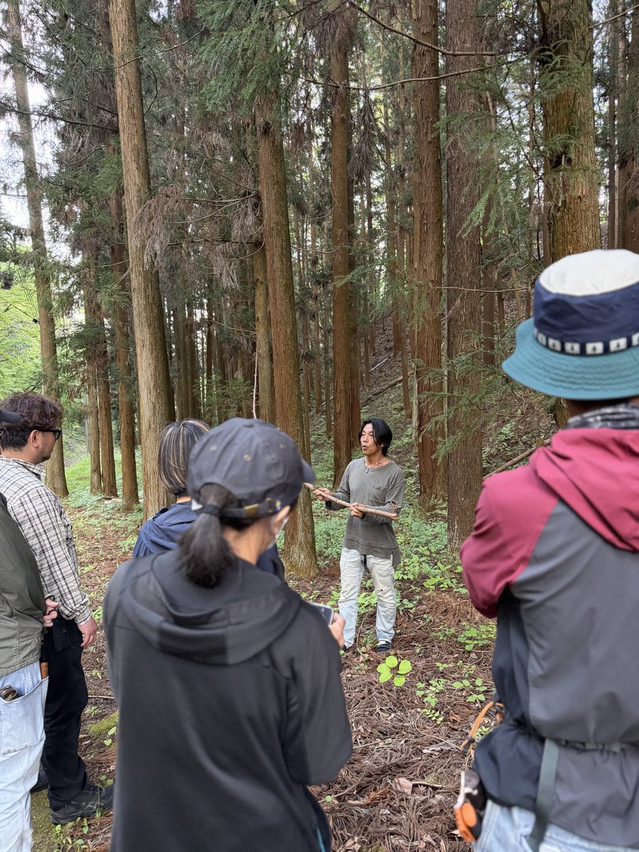 ushirocityaswa's tweet photo. 先日ゲリラ参加したJBS認定ブッシュクラフトインストラクター講習の様子。ロープワーク、タープワーク、薪の選定、濡れた薪での焚火講習などなど…。みなさん校長のジョークに震えながらも熱心に学んでいて、とても楽しい1泊2日でした！

#JBS #ブッシュクラフト講習 #takstick https://t.co/MhZk4akVo2
