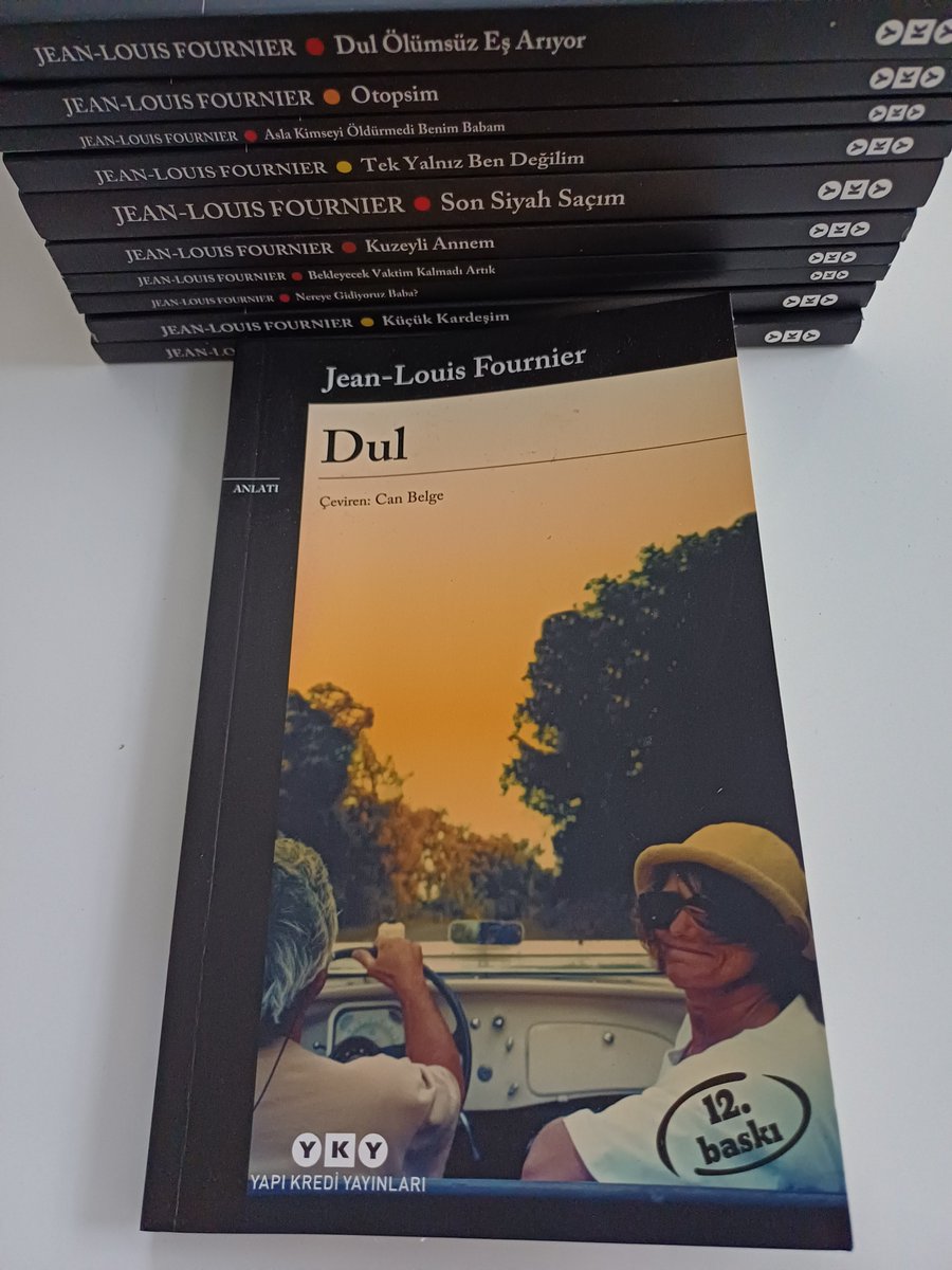 Kitap_V_Insan's tweet photo. 🌅 Dul / Jean-Louis Fournier

Bir adam, kırk yıl boyunca yanında uyuduğu kadını kaybettiğinde, dünya bir anda hem çok büyük hem de dayanılmaz derecede küçük kalır.

Jean-Louis Fournier’in Dul’u, tam da bu boşluğun içinden yazılmış bir mektup. Ne abartılı yas feryatları ne de ucuz teselliler. Sadece dürüst, çıplak, zaman zaman gülümseten, çoğu zaman içini acıtan bir ses. 

Fournier, eşi Sylvie’yi kaybedince kalan yarısıyla nasıl yaşadığını, markete giderken, araba kullanırken, sessiz akşamlara bakarken hissettiği her şeyi, o kendine has keskin mizahıyla ama aynı zamanda derin bir şefkatle anlatıyor.

"Bu yıl indirimlere birlikte gidemeyeceğiz," diye başlayan cümleler, insanı hem güldürüyor hem de boğazında kocaman bir yumru bırakıyor. Çünkü gerçek yas böyle bir şey: hem çok sıradan hem de dünyanın en büyük felaketi.

#KitapTavsiyesi