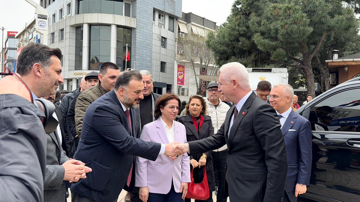 Behadir's tweet photo. İstanbul Valimiz  @gul_davut öncülüğünde düzenlenen Maltepe Kitap Fuarı’nın açılış programına katılım sağladık.

Kitapla büyüyen, okuyan ve düşünen bir nesil için atılan her adımı kıymetli buluyoruz.
Emeği geçen herkese teşekkür ediyorum.

Okuyan bir nesil, güçlü bir geleceğin teminatıdır.✨