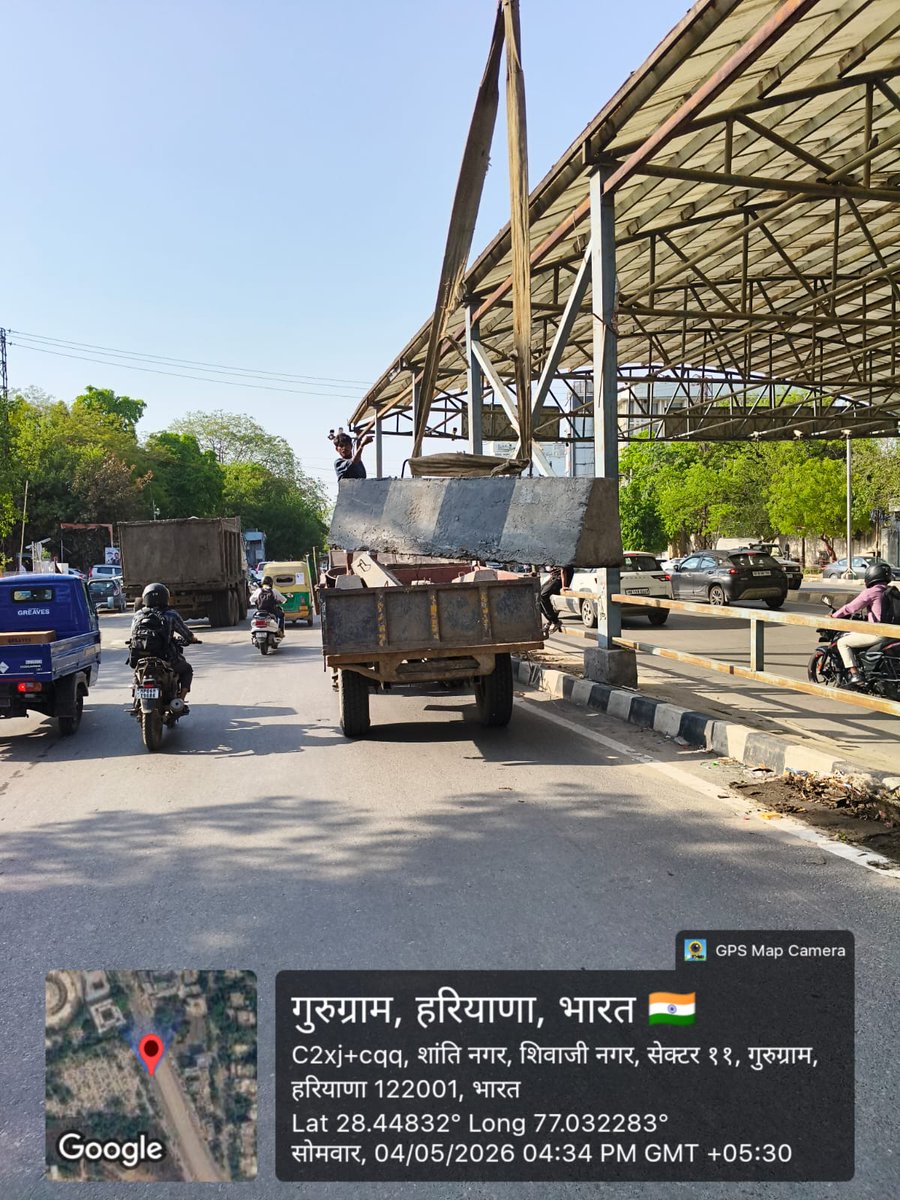 OfficialGMDA's tweet photo. Barrier Clearance Drive at Rajiv Chowk to Enhance Traffic Safety 🚧
- Removal of damaged and redundant jersey barriers underway at Rajiv Chowk to enable safer, obstruction-free traffic movement along this busy stretch.
#TrafficManagement #RoadSafety #SafeMobility #UrbanInfrastructure #CleanCity #GMDA #Gurugram #CityDevelopment #PublicSafety #SmoothTraffic