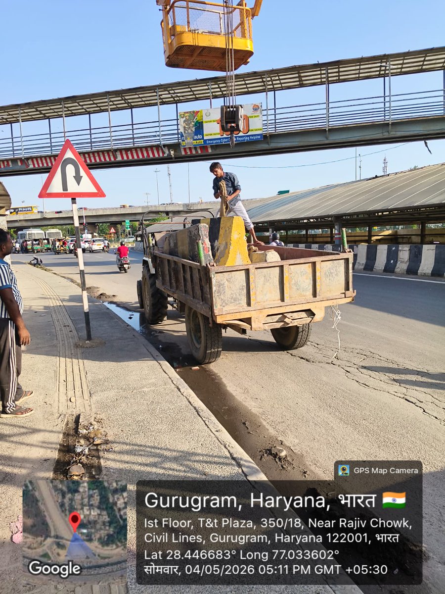 OfficialGMDA's tweet photo. Barrier Clearance Drive at Rajiv Chowk to Enhance Traffic Safety 🚧
- Removal of damaged and redundant jersey barriers underway at Rajiv Chowk to enable safer, obstruction-free traffic movement along this busy stretch.
#TrafficManagement #RoadSafety #SafeMobility #UrbanInfrastructure #CleanCity #GMDA #Gurugram #CityDevelopment #PublicSafety #SmoothTraffic