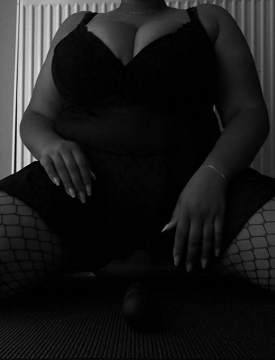 GoddessThemi's tweet photo. Kneel before me and present me more cash pathetic pig🐷😒 https://t.co/QbMnMzTvap