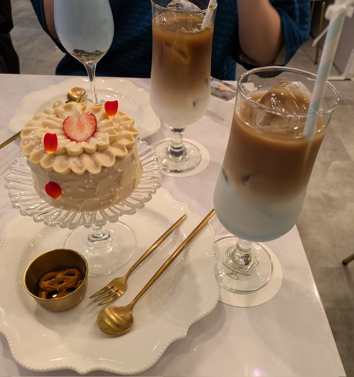 neo0926's tweet photo. お一人様ケーキ食べてきた😋 https://t.co/EbXXdm9atM