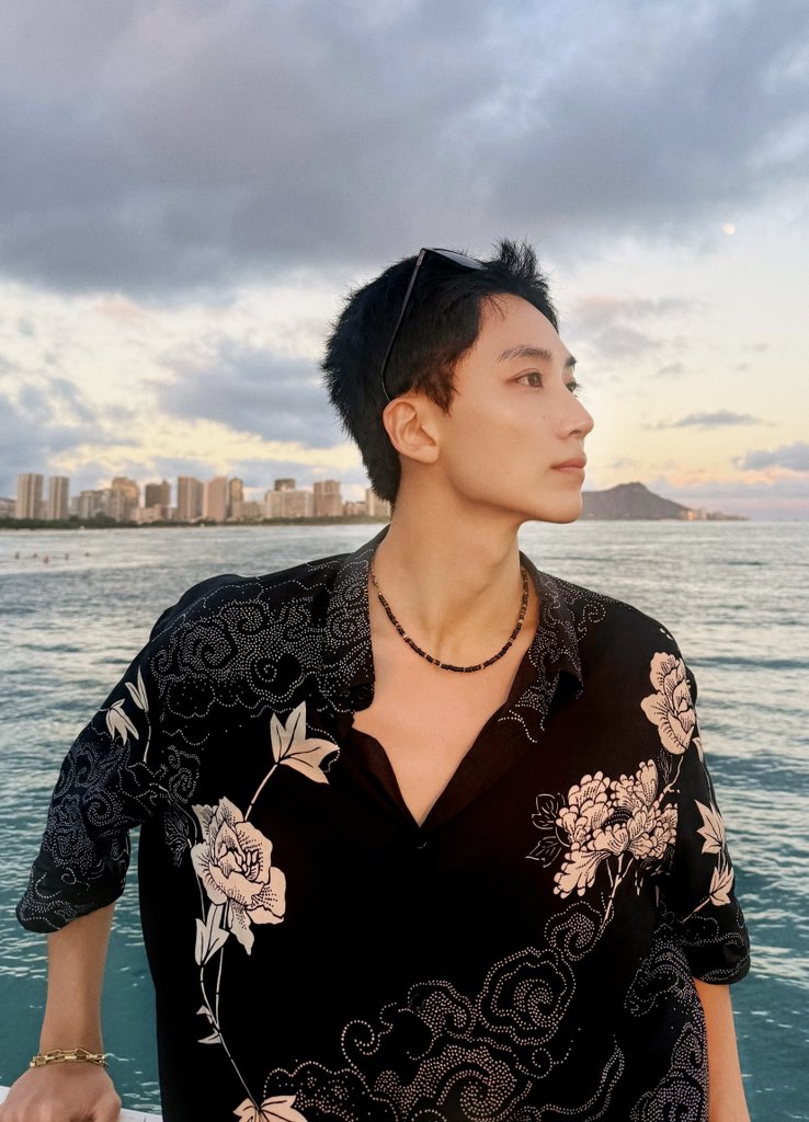 this photo of jeonghan taken in hawaii
