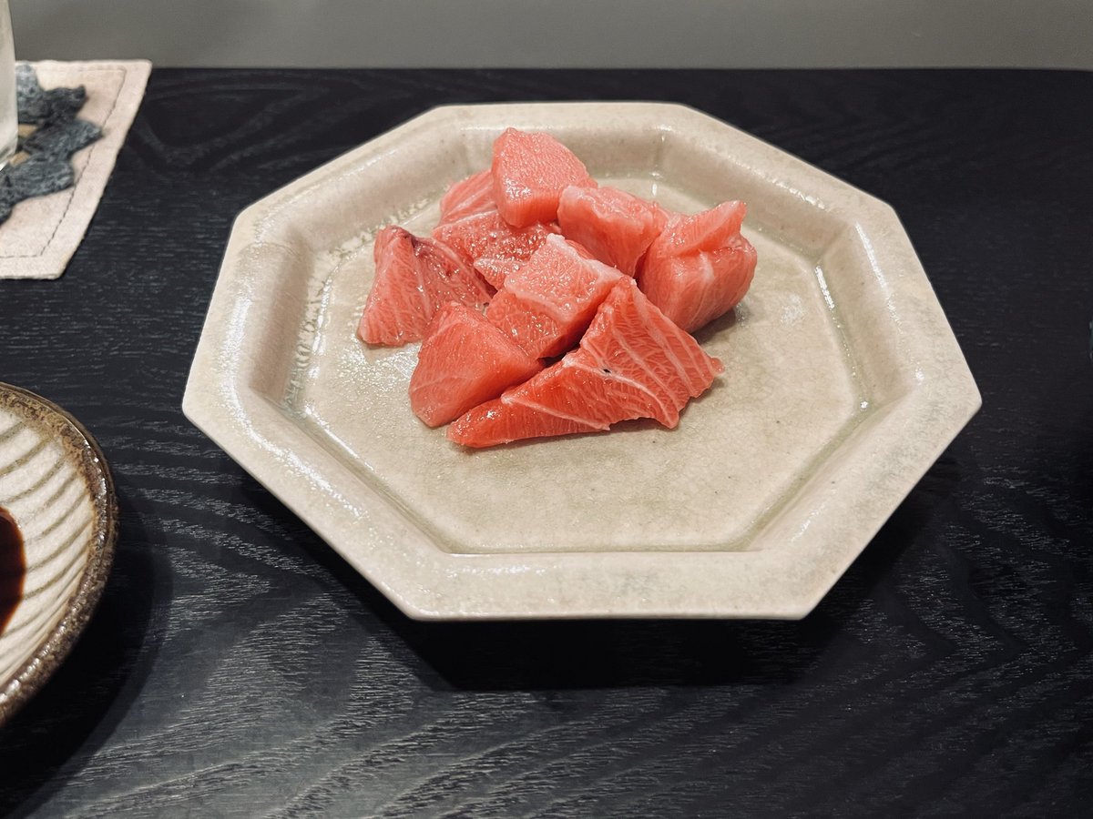 tetsuworks's tweet photo. 大トロに近い中トロが売っていたので、GWだしいいかと買ったんですが、わずか4切れで胃がギブアップ。。
こってりと脂の乗ったものは若いうちに食べるべきですね。。 https://t.co/s16742gn52