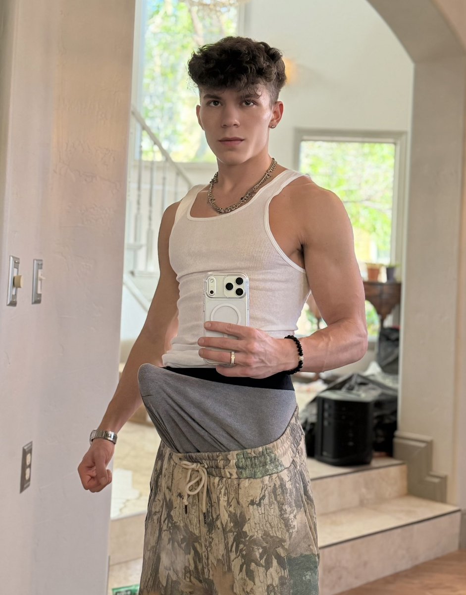 DrakeVonXXX's tweet photo. I’m horny as fuck 😈

https://t.co/Cv1ThSlI2G https://t.co/GivfTF6rtk