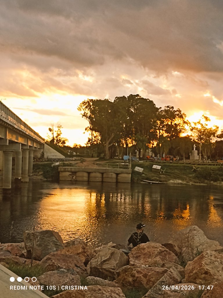 Rositaazul7's tweet image. Atardecer sobre el río cebollatí.
#PuertoLaCharqueada.
#TreintayTres.
#Uruguay.