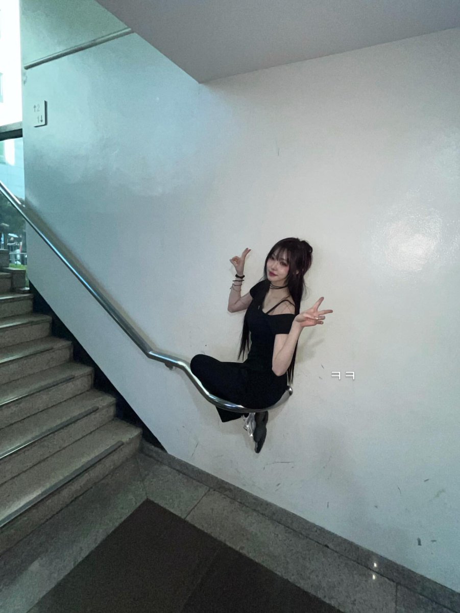 sowon0819's tweet photo. 난간을 대하는 유주의 자세 ㅋㅋㅋㅋㅋ https://t.co/Vn5RSnm6FX