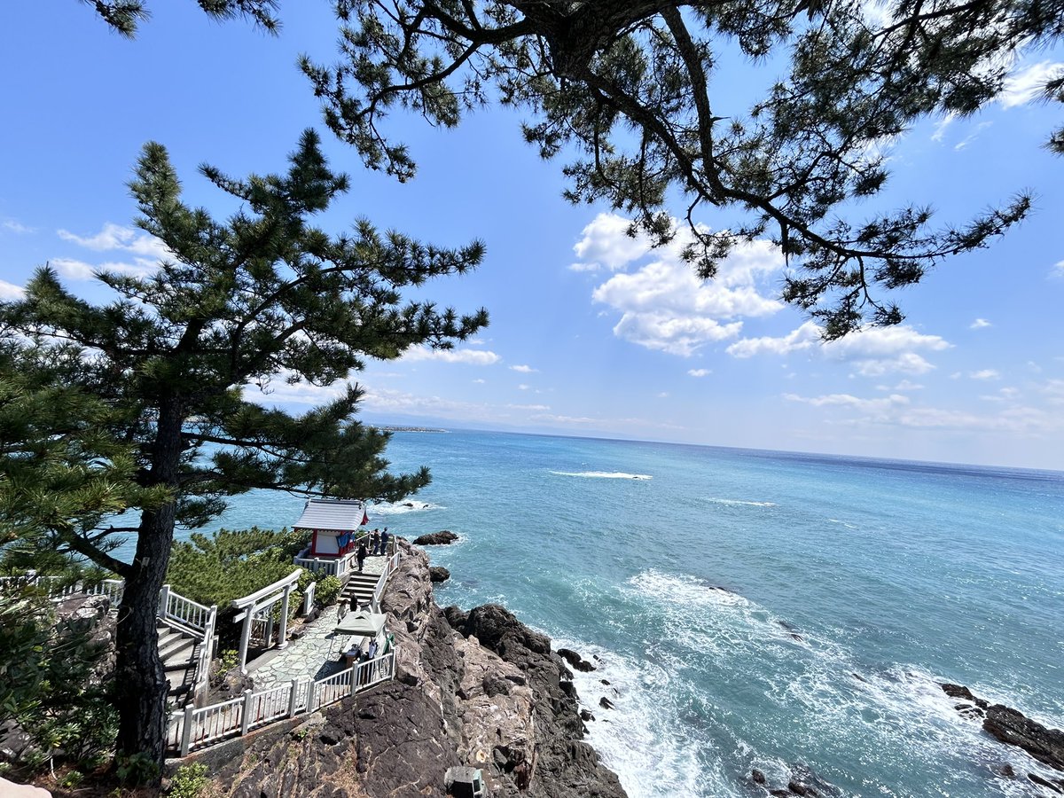blue_99black's tweet photo. 高知 行ってきた
空は広く太平洋と空の境目は恐ろしいほど真っ直ぐだった
水平線って本当に水平なんだ！！と感動 https://t.co/ArGHcB7gjX