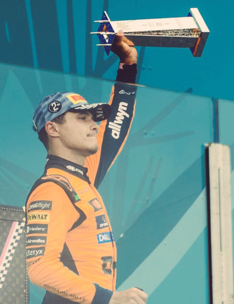 ruben_plaza98's tweet image. Ayer Lando Norris logró el primer podio de la temporada 2026, primer podio con el dorsal 1, podio 45 tanto en McLaren y en Fórmula 1, además vuelta rápida.

#LN1 #Norris #McLaren #F1 #MiamiGP #MiamiDAZNF1 🇺🇸