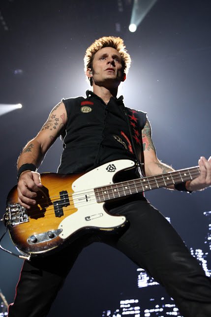 lacuevacultural's tweet image. #Efemérides #LaCueva 4 de mayo de 1972. Nace Mike Dirnt en Rodeo, California, Estados Unidos. Es reconocido por ser el bajista de la banda de punk rock Green Day. Ocupa el puesto No.7 de los 100 mejores bajistas del mundo.

#MikeDirnt #GreenDay #punk #punkrock #music #musica