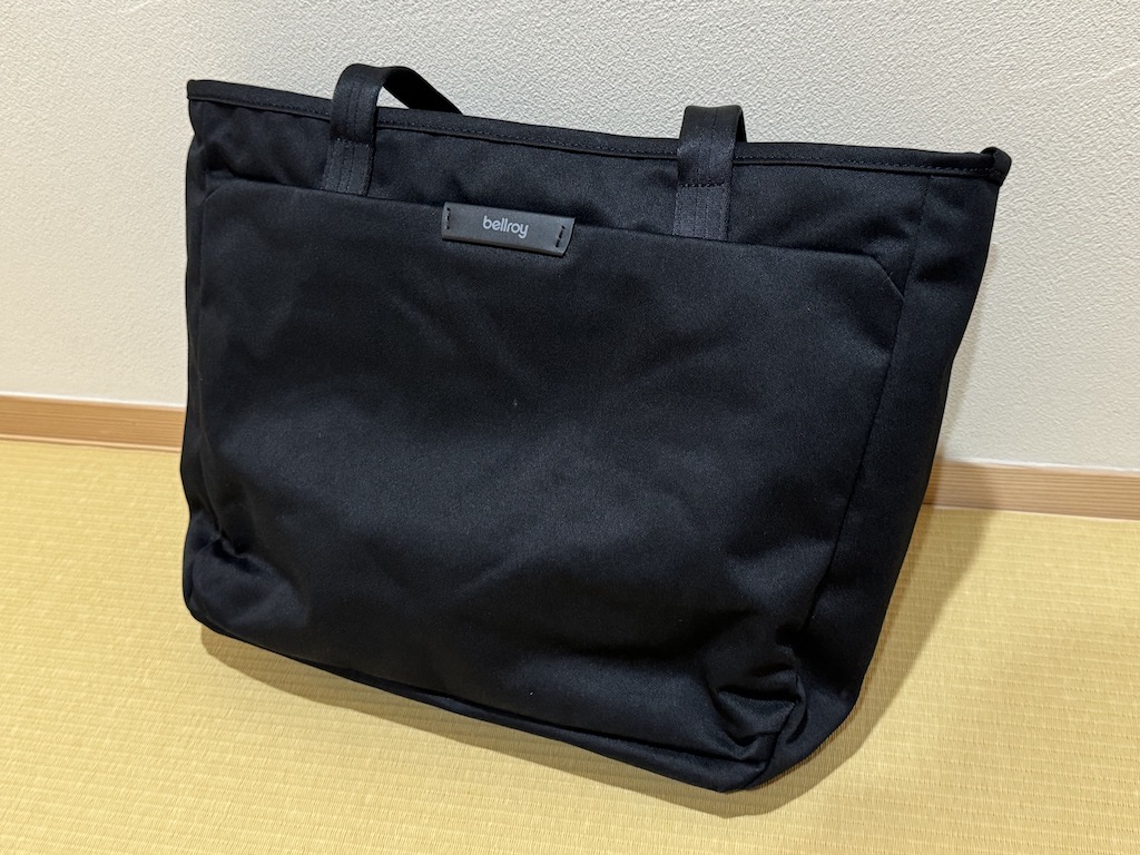 solblog_365's tweet photo. 最終的にリュックに戻った私ですが、ビジネスを考えて「シックなトートバッグが欲しい」と思い購入したのがBellroyのトートバッグ。見た目はもちろん最小限を持ち歩けるコンパクトなトートバッグ。細かい工夫もたくさんあります。
#Bellroy #バッグ #トートバッグ #ビジネス
https://t.co/Fltk1rrUas https://t.co/j6YF9h4nOw
