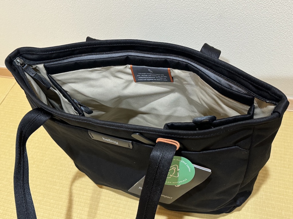 solblog_365's tweet photo. 最終的にリュックに戻った私ですが、ビジネスを考えて「シックなトートバッグが欲しい」と思い購入したのがBellroyのトートバッグ。見た目はもちろん最小限を持ち歩けるコンパクトなトートバッグ。細かい工夫もたくさんあります。
#Bellroy #バッグ #トートバッグ #ビジネス
https://t.co/Fltk1rrUas https://t.co/j6YF9h4nOw