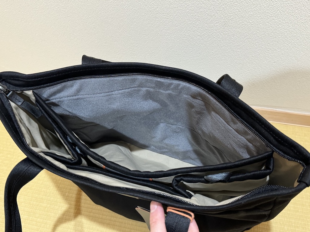 solblog_365's tweet photo. 最終的にリュックに戻った私ですが、ビジネスを考えて「シックなトートバッグが欲しい」と思い購入したのがBellroyのトートバッグ。見た目はもちろん最小限を持ち歩けるコンパクトなトートバッグ。細かい工夫もたくさんあります。
#Bellroy #バッグ #トートバッグ #ビジネス
https://t.co/Fltk1rrUas https://t.co/j6YF9h4nOw